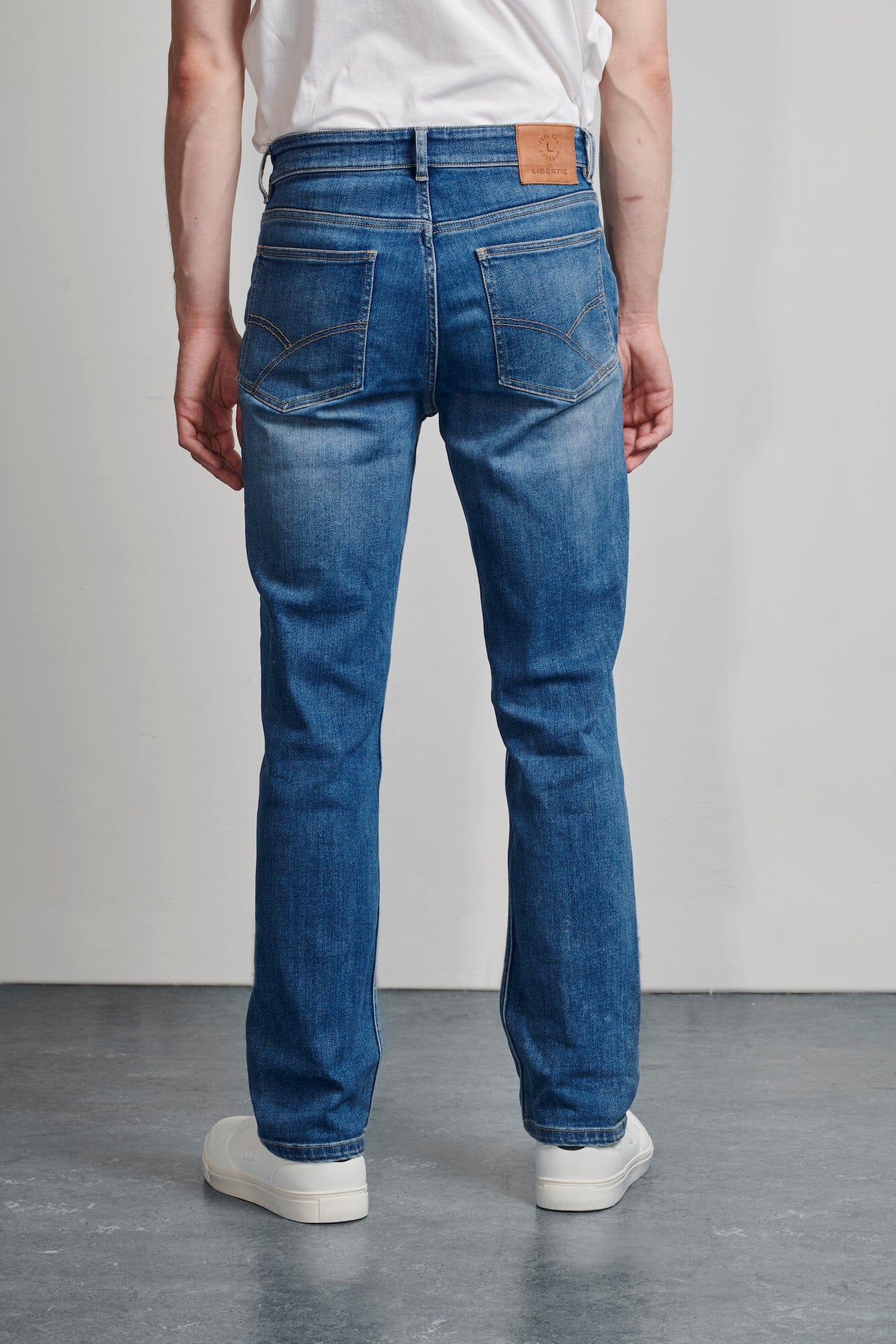 Straight jeans – faded grey
